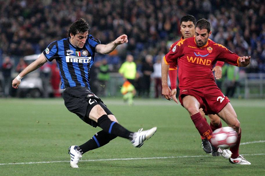 Il destro a incrociare di Milito. La Roma  battuta e per l&#39;Inter vuol dire Coppa Italia (Getty Images)